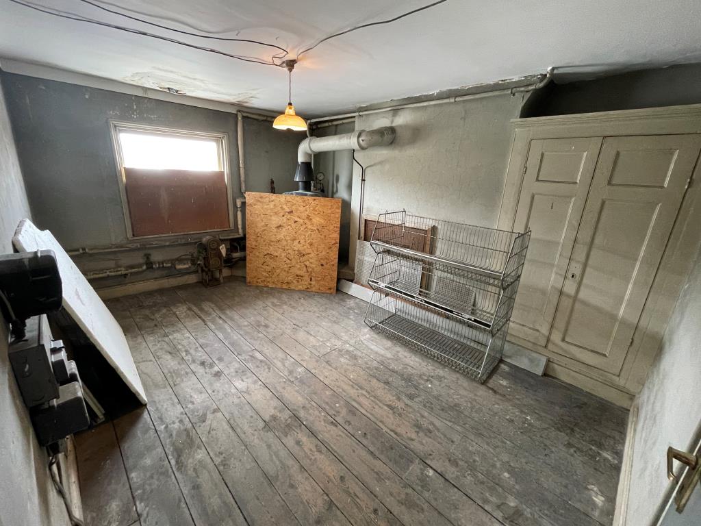 Lot: 14 - FREEHOLD VACANT BUILDING WITH RETAIL PREMISES AND POTENTIAL FOR CONVERSION OF UPPER FLOORS - Room with old boiler and cupboard